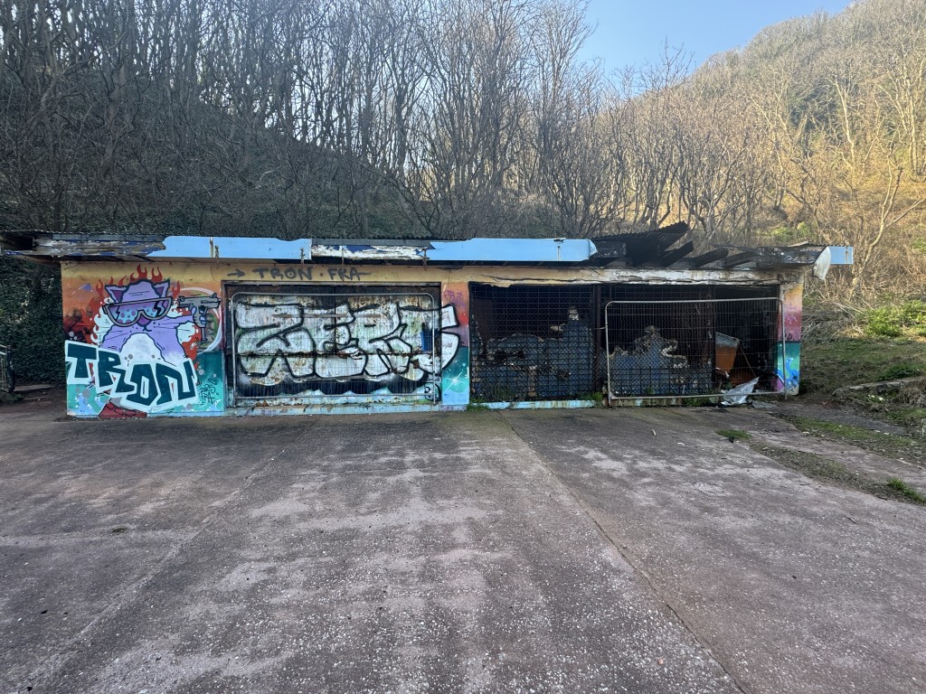 Lot: 49 - FIRE DAMAGED FORMER BEACH CAFÉ - View of the building